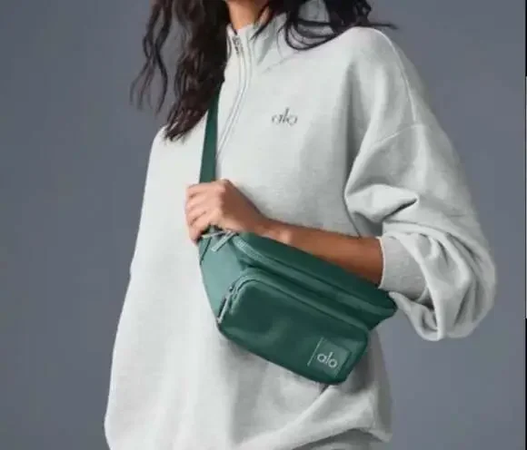Alo Yoga Explorer Fanny Pack Winter Ivy - Picture 1 of 5